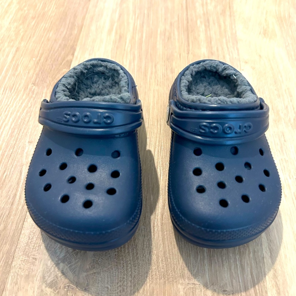 Crocs navy fleeced lined - sz 6